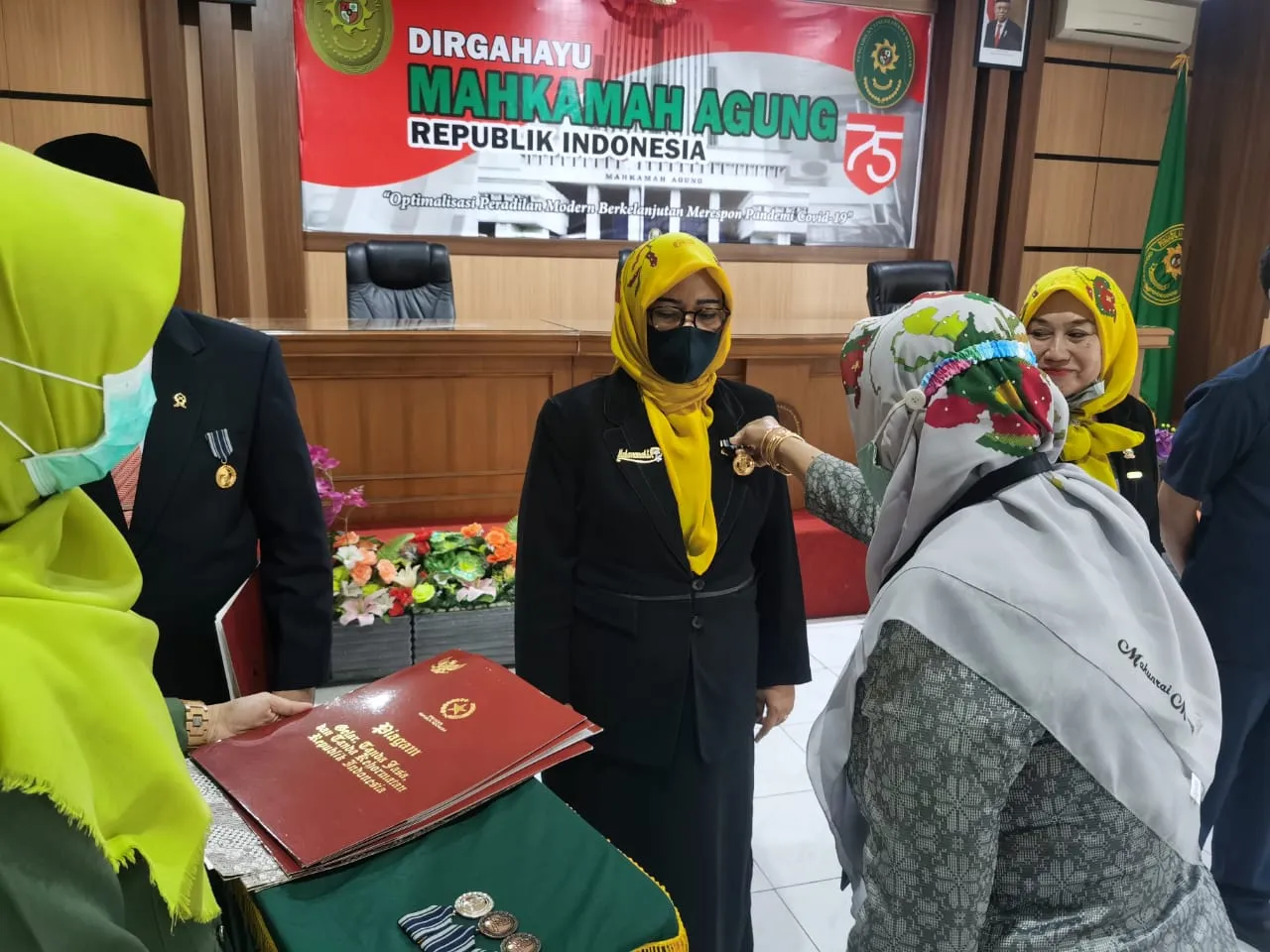 Penyerahan Tanda Kehormatan Satyalancana Karya Satya Dan Satya Karya Pada Pengadilan Tinggi 3573